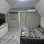 Varhegy Apartment *